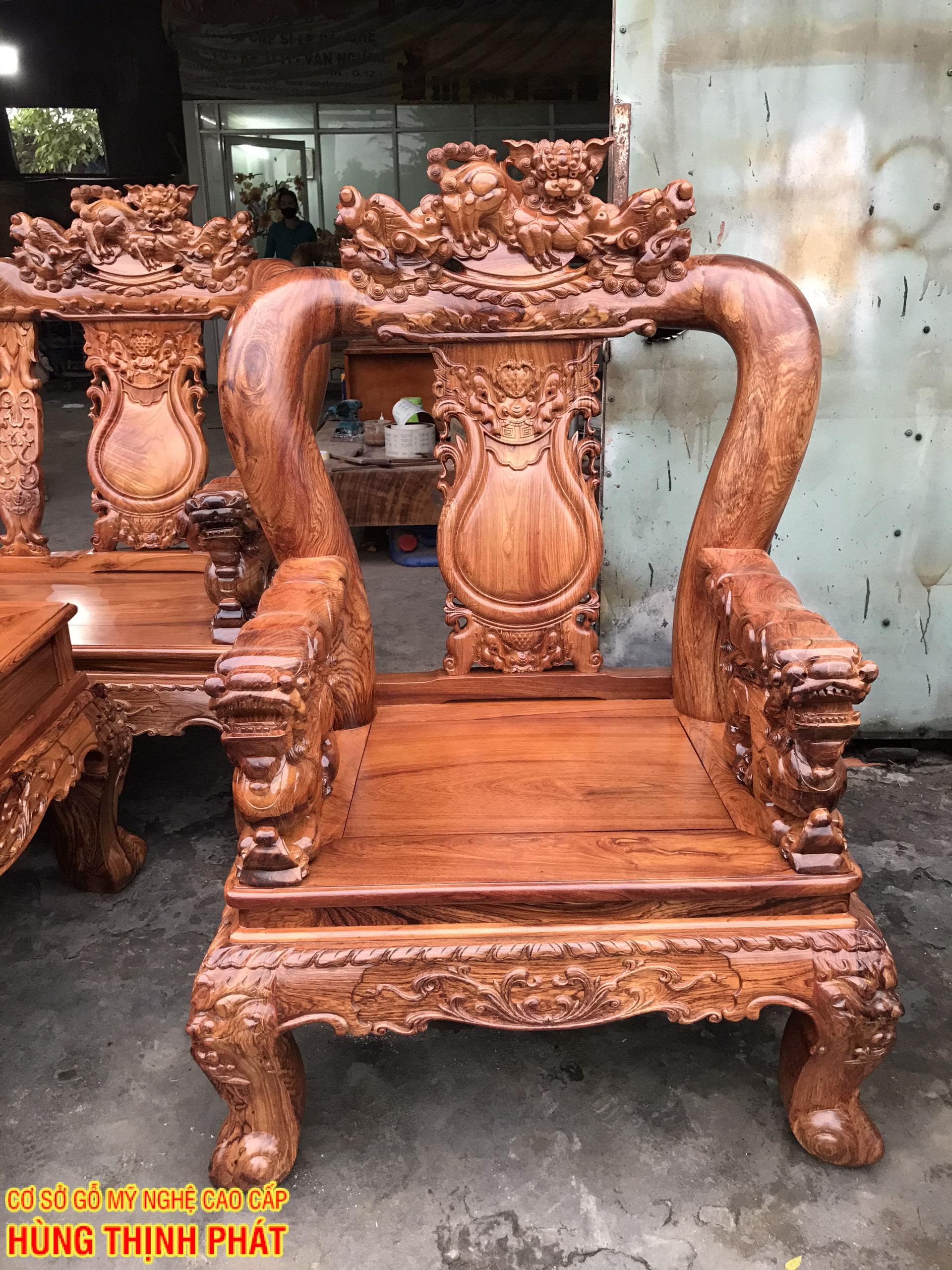 ghế con gỗ Cẩm Lai tay 12 đúc nghê