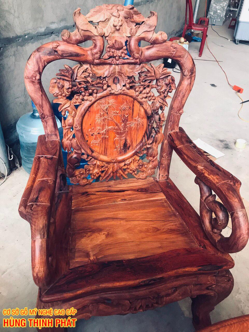 ghế của bộ bàn ghế Cẩm Lai kiểu Trúc Nam