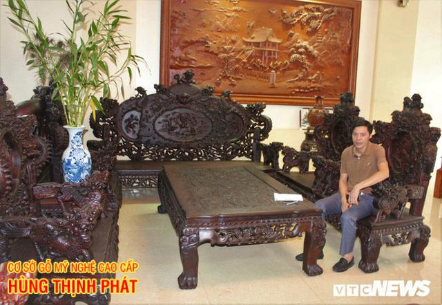 Anh Chử Văn Nhung, chủ một cơ sở sản xuất đồ gỗ mỹ nghệ Đồng Kỵ cho biết bộ bàn ghế gỗ trắc này mấy năm trước có giá 1,5 tỷ đồng, nhưng hiện tại do thị trường Trung Quốc không còn "ăn khách" nữa nên dù hạ giá xuống 1 tỷ đồng nhưng vẫn khó bán.