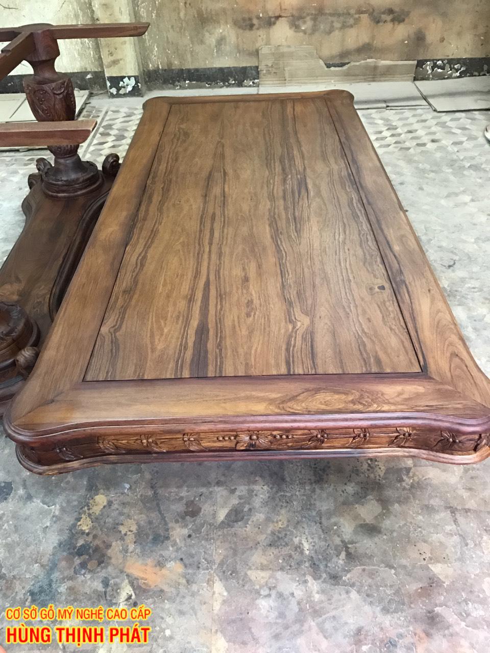 vân gỗ tự nhiên từ gỗ cẩm lai trên mặt bàn