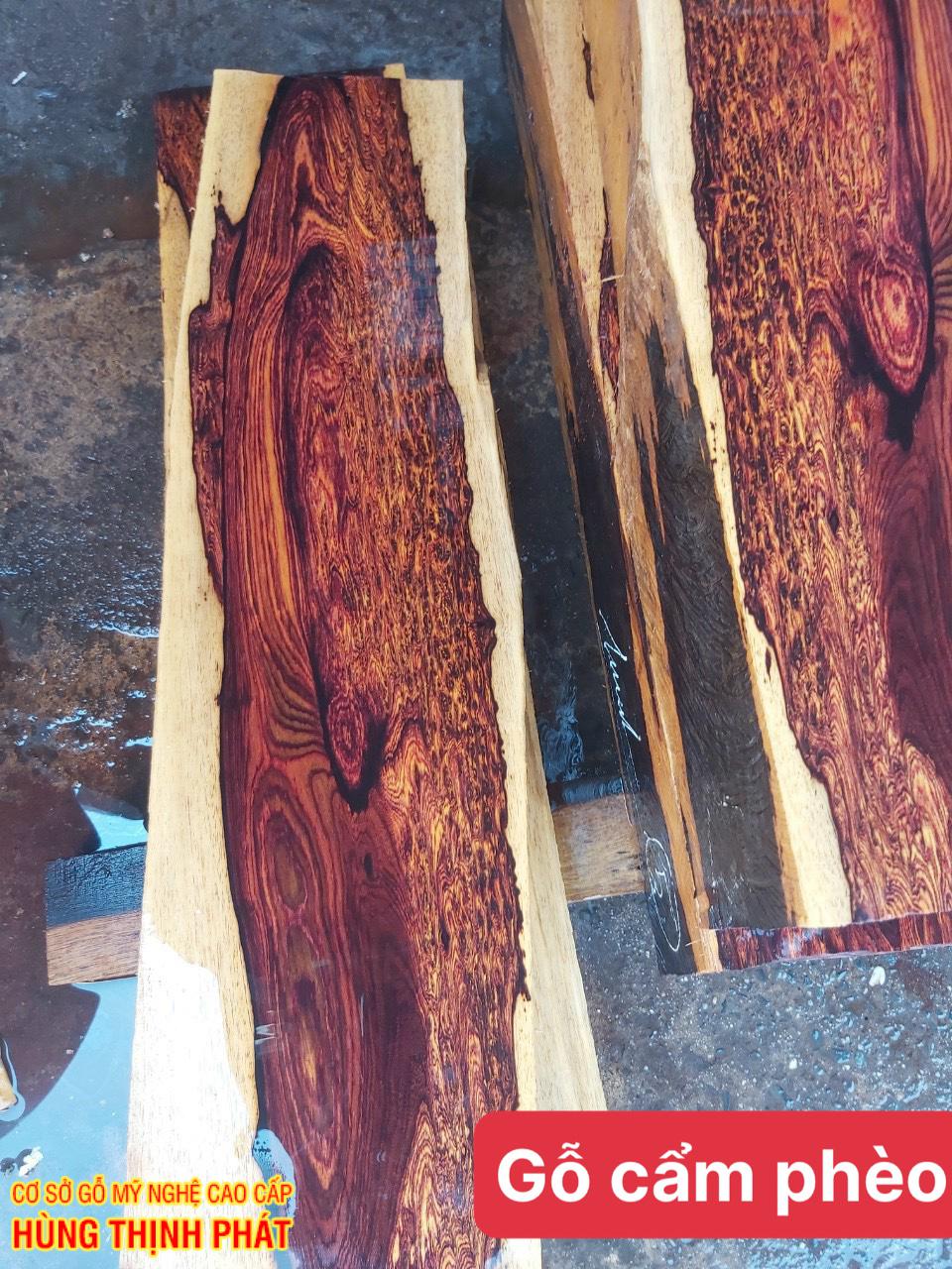 gỗ Cẩm Lai đang được xẻ ra để chế tác