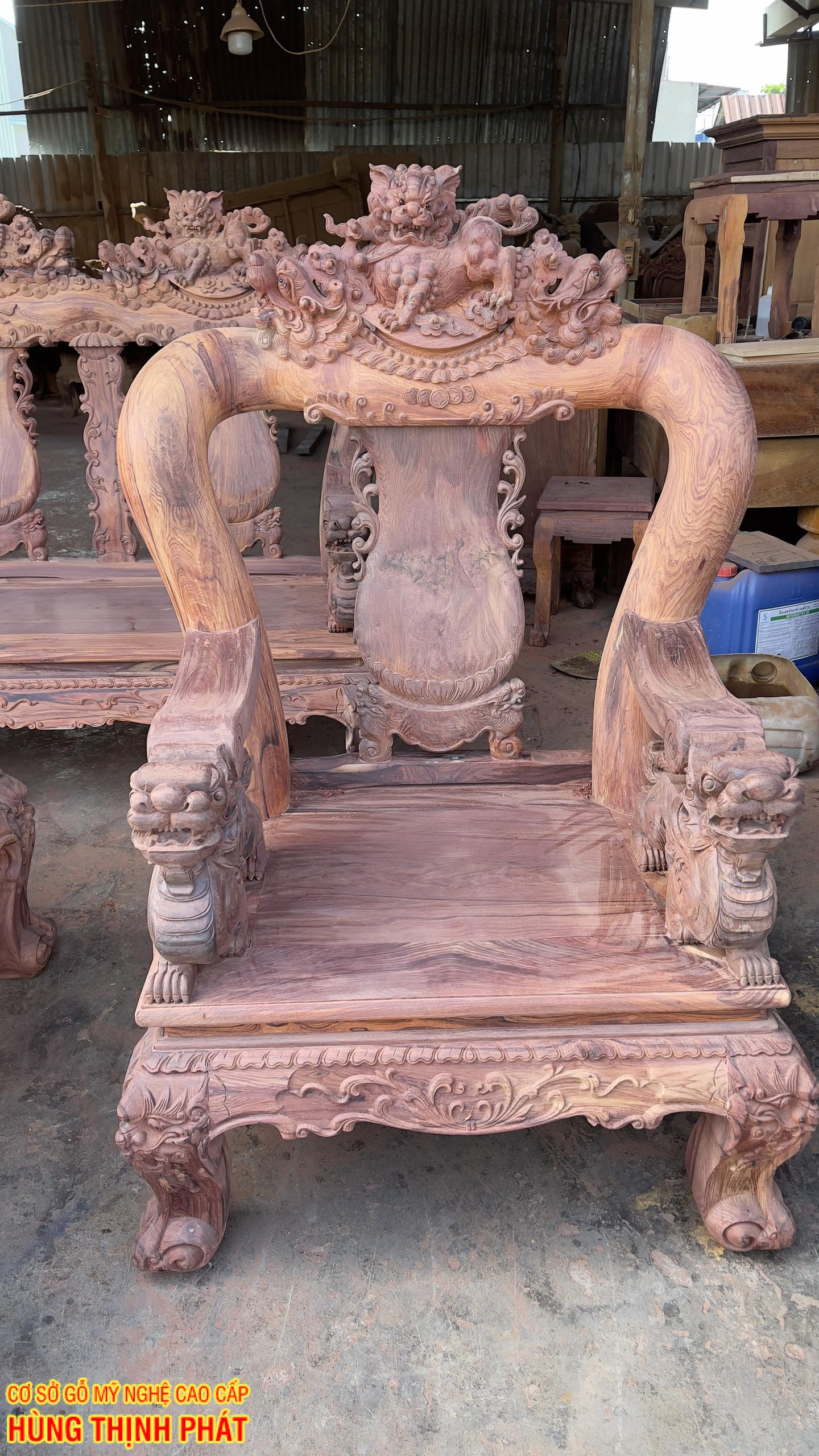 bàn ghế phòng khách hàng mộc gỗ Cẩm Lai tay 12 đục Nghê 6