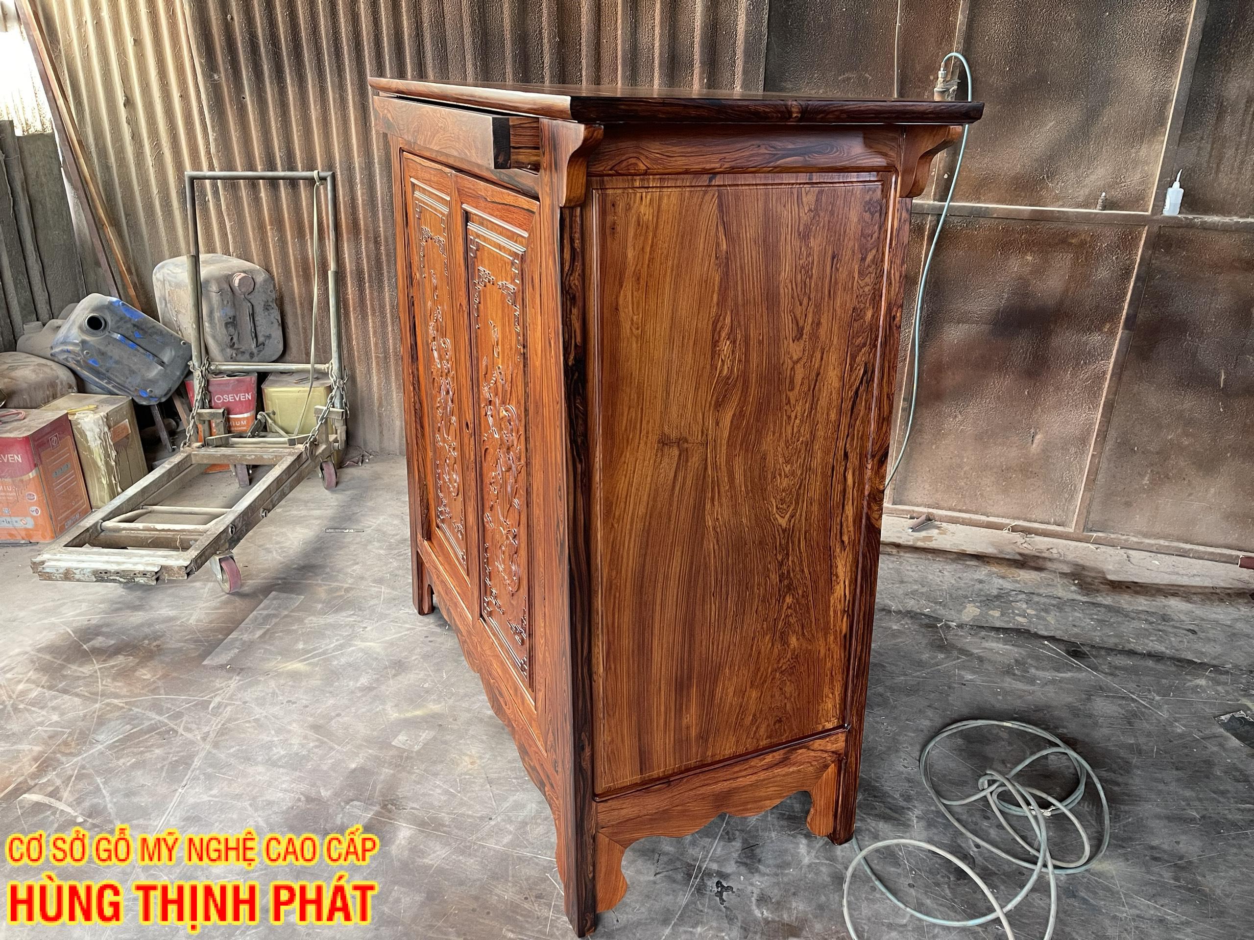 TỦ THỜ GỖ CẨM LAI 2 CÁNH CHẠM HOA LÁ SEN