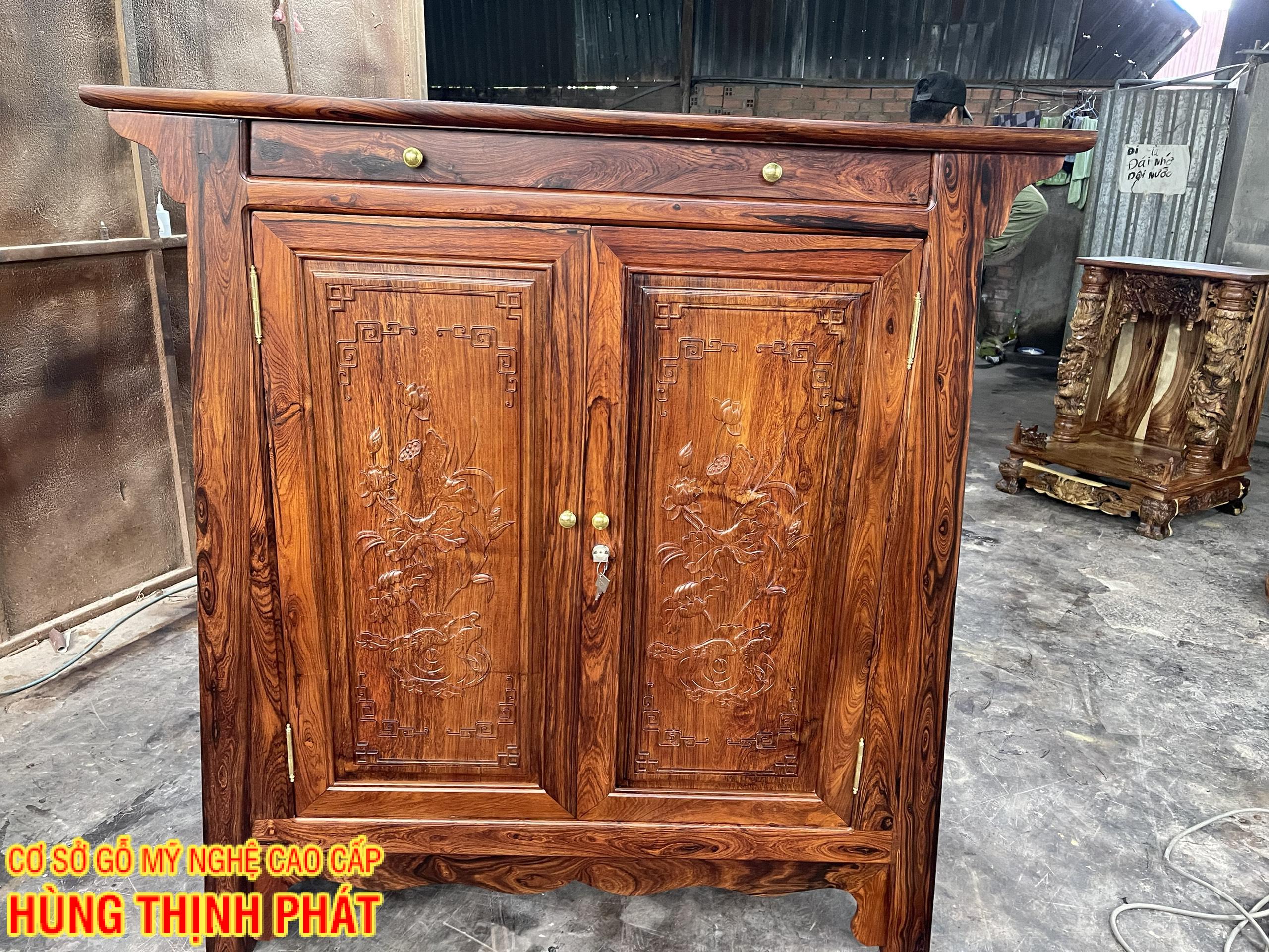 TỦ THỜ GỖ CẨM LAI 2 CÁNH CHẠM HOA LÁ SEN