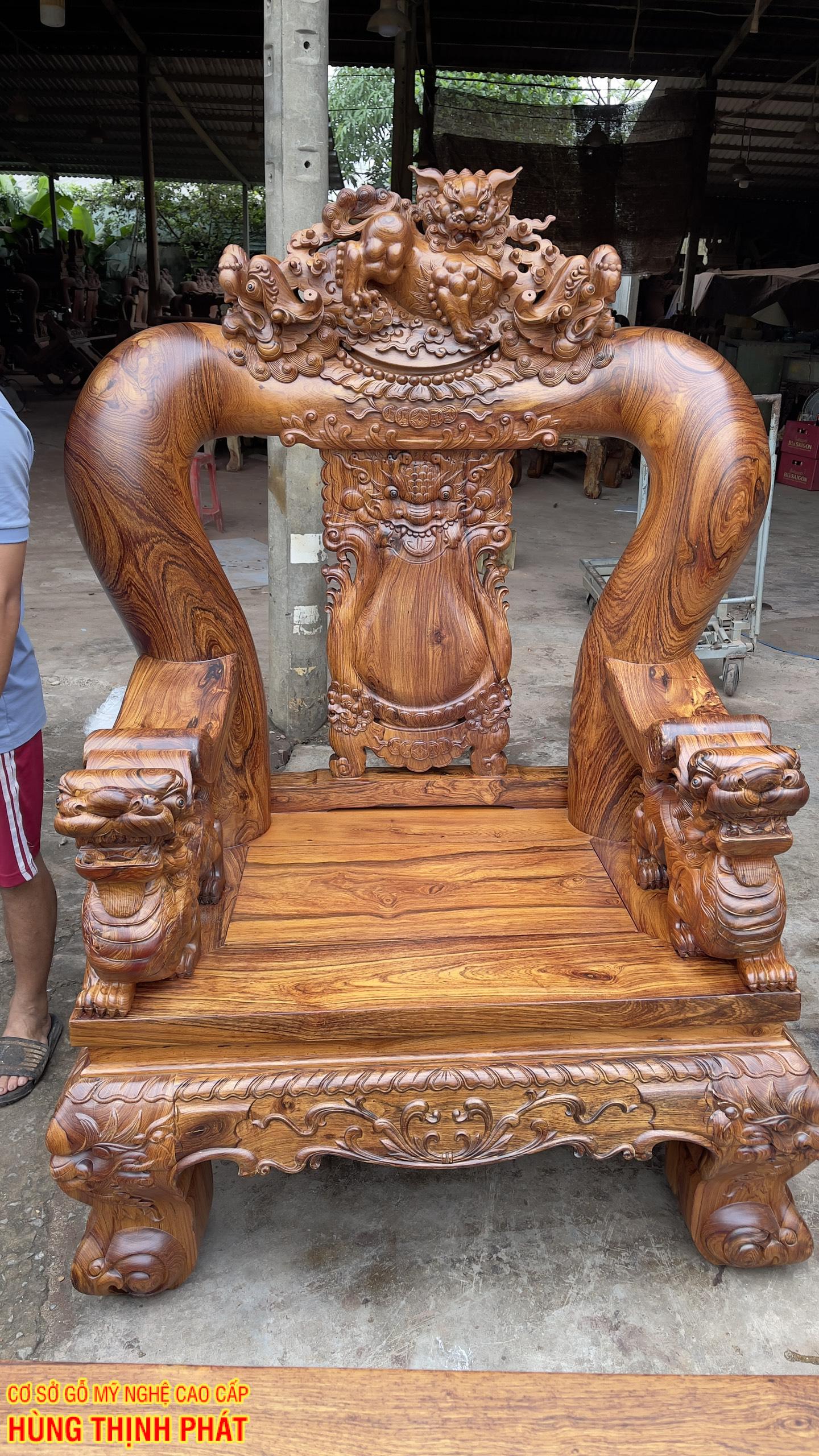 BÀN GHẾ PHÒNG KHÁCH GỖ CẨM LAI TAY 20 ĐỤC NGHÊ 11 MÓN