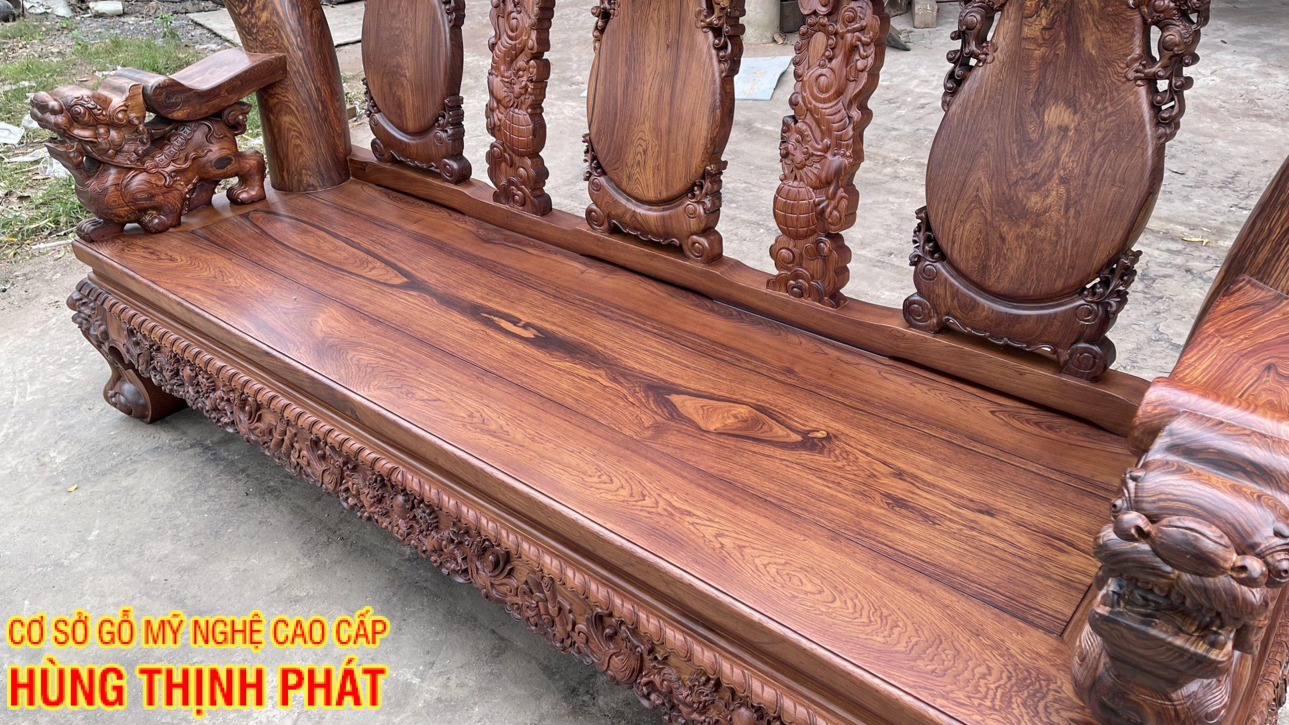 Bàn ghế phòng khách gỗ Cẩm Lai tay 22 đục Nghê 10 món