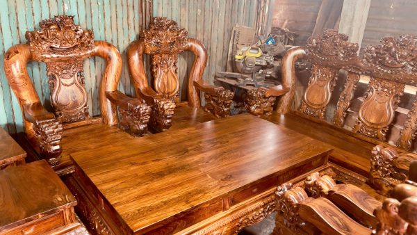 Bộ Bàn Ghế Gỗ Cẩm Lai Mặt Tràn Tay 14 Đục Chạm Nghê – Tuyệt Tác Phong Thủy Cho Phòng Khách Hiện Đại