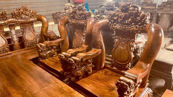 Bộ Bàn Ghế Gỗ Cẩm Lai Mặt Tràn Tay 14 Đục Chạm Nghê – Tuyệt Tác Phong Thủy Cho Phòng Khách Hiện Đại