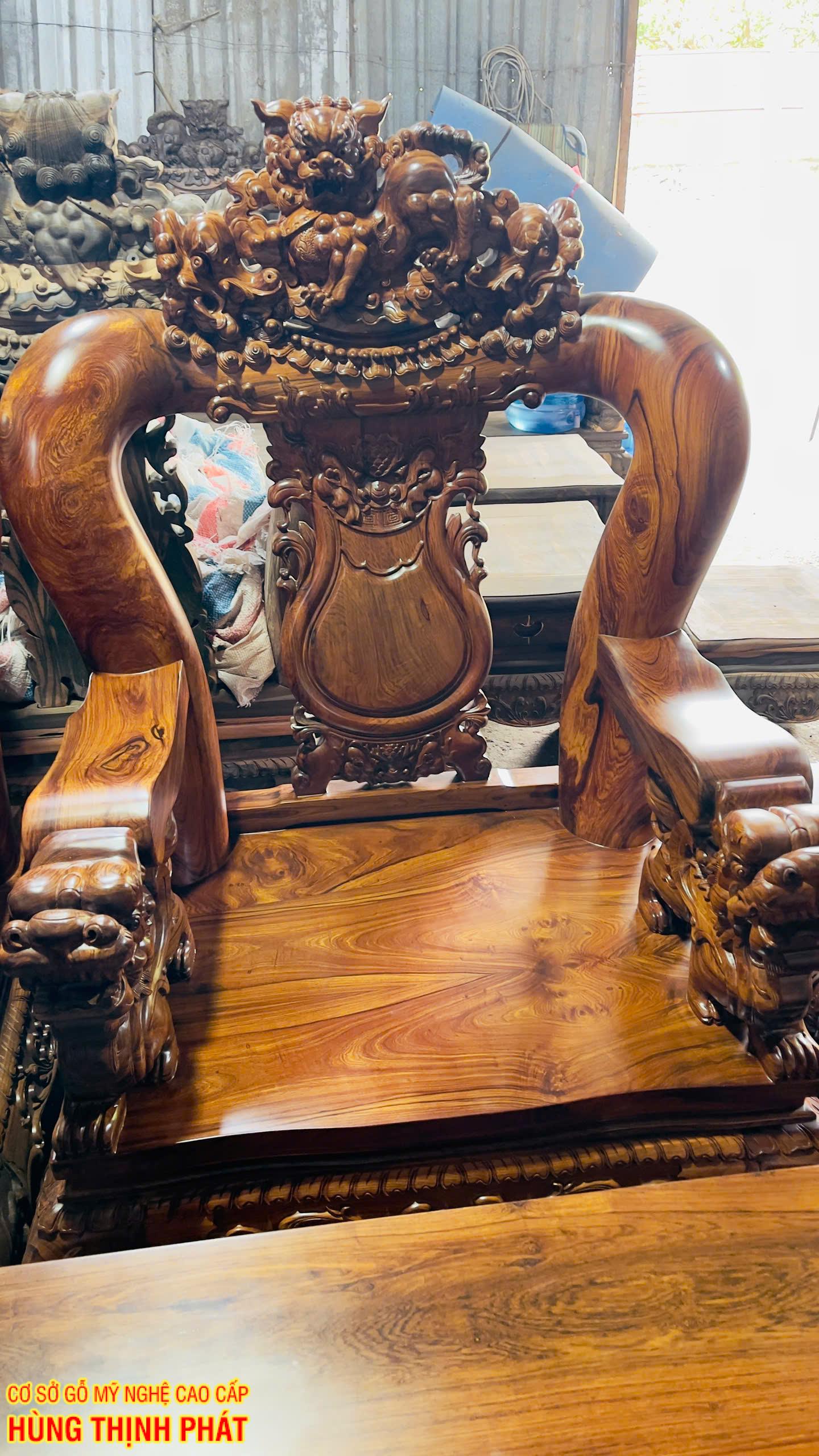 Bộ Bàn Ghế Gỗ Cẩm Lai Mặt Tràn Tay 14 Đục Chạm Nghê – Tuyệt Tác Phong Thủy Cho Phòng Khách Hiện Đại