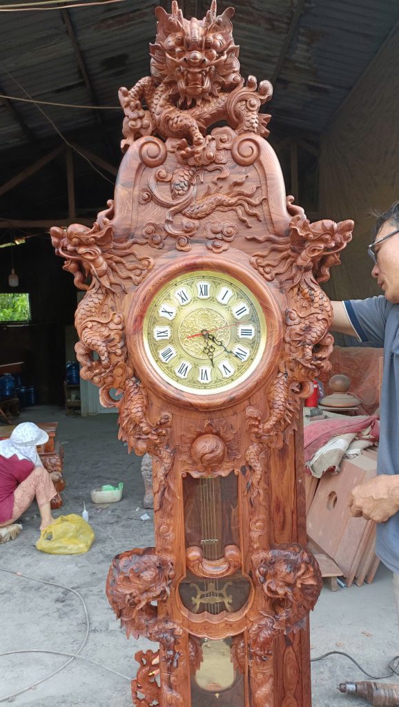 Đồng Hồ Cây Gỗ Cẩm Lai Tân Cổ Điển – Tuyệt Tác Song Long Cửu Long Từ Đồ Gỗ Hùng Thịnh Phát